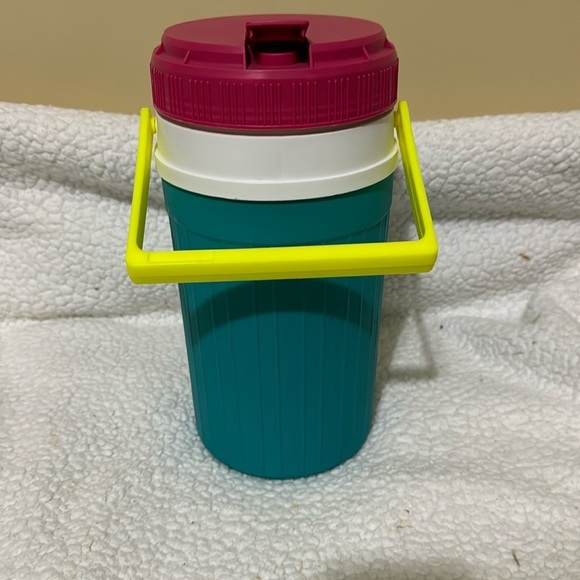 Vintage igloo 1/2 gallon water Jug cooler - Picture 1 of 7